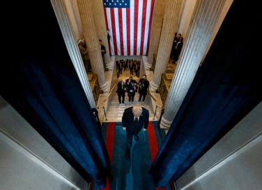 Rạng sáng 21/1 (theo giờ Việt Nam, trưa 20/1 theo giờ Mỹ), ông Donald Trump bước lên bục nhậm chức Tổng thống thứ 47 của Mỹ bên trong Vòm điện Capitol. Khác với những năm trước, lễ nhậm chức của ông Trump không diễn ra ngoài trời mà được di dời vào bên trong tòa nhà Quốc hội do thời tiết giá rét. Đây là lễ nhậm chức được tổ chức trong nhà lần đầu tiên sau 4 thập kỷ do không khí lạnh bao trùm phần lớn nước Mỹ