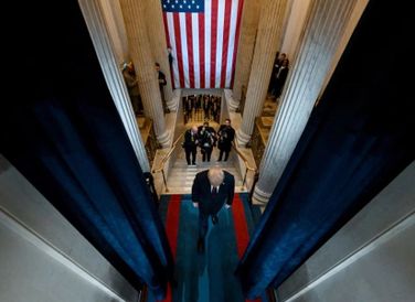 Rạng sáng 21/1 (theo giờ Việt Nam, trưa 20/1 theo giờ Mỹ), ông Donald Trump bước lên bục nhậm chức Tổng thống thứ 47 của Mỹ bên trong Vòm điện Capitol. Khác với những năm trước, lễ nhậm chức của ông Trump không diễn ra ngoài trời mà được di dời vào bên trong tòa nhà Quốc hội do thời tiết giá rét. Đây là lễ nhậm chức được tổ chức trong nhà lần đầu tiên sau 4 thập kỷ do không khí lạnh bao trùm phần lớn nước Mỹ