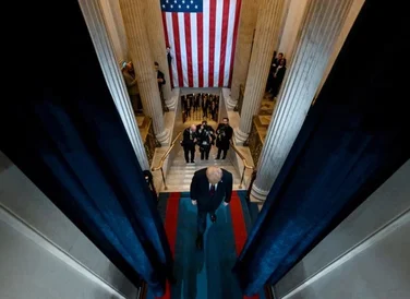 Rạng sáng 21/1 (theo giờ Việt Nam, trưa 20/1 theo giờ Mỹ), ông Donald Trump bước lên bục nhậm chức Tổng thống thứ 47 của Mỹ bên trong Vòm điện Capitol. Khác với những năm trước, lễ nhậm chức của ông Trump không diễn ra ngoài trời mà được di dời vào bên trong tòa nhà Quốc hội do thời tiết giá rét. Đây là lễ nhậm chức được tổ chức trong nhà lần đầu tiên sau 4 thập kỷ do không khí lạnh bao trùm phần lớn nước Mỹ