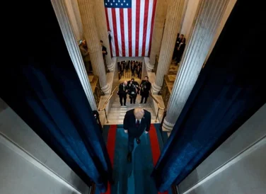 Rạng sáng 21/1 (theo giờ Việt Nam, trưa 20/1 theo giờ Mỹ), ông Donald Trump bước lên bục nhậm chức Tổng thống thứ 47 của Mỹ bên trong Vòm điện Capitol. Khác với những năm trước, lễ nhậm chức của ông Trump không diễn ra ngoài trời mà được di dời vào bên trong tòa nhà Quốc hội do thời tiết giá rét. Đây là lễ nhậm chức được tổ chức trong nhà lần đầu tiên sau 4 thập kỷ do không khí lạnh bao trùm phần lớn nước Mỹ
