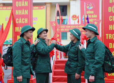 Các thanh niên huyện Gia Bình (Bắc Ninh) động viên nhau trước giờ lên đường, cùng hứa sẽ hoàn thành tốt nhiệm vụ trong quân đội