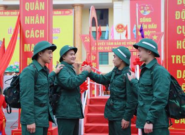 Các thanh niên huyện Gia Bình (Bắc Ninh) động viên nhau trước giờ lên đường, cùng hứa sẽ hoàn thành tốt nhiệm vụ trong quân đội