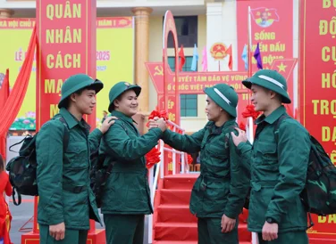 Các thanh niên huyện Gia Bình (Bắc Ninh) động viên nhau trước giờ lên đường, cùng hứa sẽ hoàn thành tốt nhiệm vụ trong quân đội
