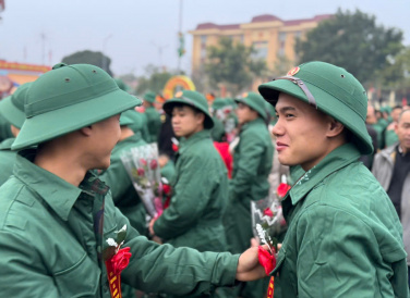Những tân binh huyện Hàm Yên, tỉnh Tuyên Quang rạng rỡ trong ngày hội tòng quân, sẵn sàng lên đường thực hiện nghĩa vụ thiêng liêng với Tổ quốc.