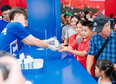 Nhiều em nhỏ thích mê khi được thưởng thức thêm các sản phẩm mới của hiệu sữa quen thuộc mà các em uống mỗi ngày. (Ảnh: Vi Nam)