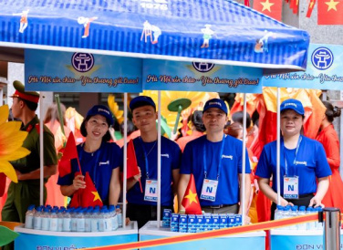 15 điểm tiếp ứng các sản phẩm dinh dưỡng của Vinamilk được triển khai dọc các tuyến đường trọng điểm khá thuận tiện để phục vụ lực lượng làm nhiệm vụ và người dân tham gia cổ vũ. Hòa cùng niềm vui của nhân dân cả nước, vinh dự được nhận nhiệm vụ, đội ngũ tiếp sức dinh dưỡng của Vinamilk luôn vui tươi với tinh thần sẵn sàng phục vụ. (Ảnh: Vi Nam)