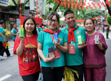 Giữa những ngày tập luyện miệt mài, các khối quần chúng và khối văn hóa – thể thao hào hứng đón nhận nguồn dinh dưỡng thiết thực từ Vinamilk. (Ảnh: Vi Nam)