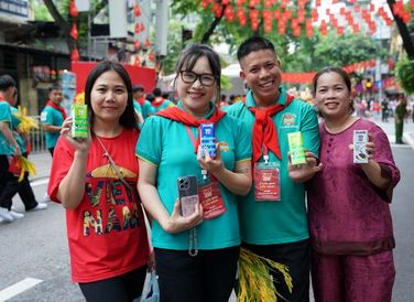 Giữa những ngày tập luyện miệt mài, các khối quần chúng và khối văn hóa – thể thao hào hứng đón nhận nguồn dinh dưỡng thiết thực từ Vinamilk. (Ảnh: Vi Nam)