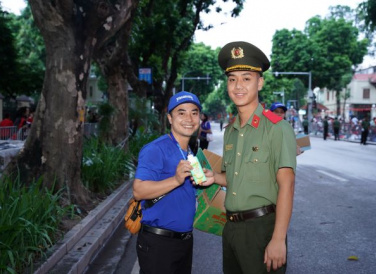 Những ngày vô cùng bận rộn nhưng cả chiến sĩ an ninh tham gia nhiệm vụ và nhân viên tiếp sức của Vinamilk đều được tái tạo năng lượng rất nhanh nhờ những sản phẩm dinh dưỡng của Vinamilk. (Ảnh: Vi Nam)