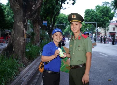 Những ngày vô cùng bận rộn nhưng cả chiến sĩ an ninh tham gia nhiệm vụ và nhân viên tiếp sức của Vinamilk đều được tái tạo năng lượng rất nhanh nhờ những sản phẩm dinh dưỡng của Vinamilk. (Ảnh: Vi Nam)