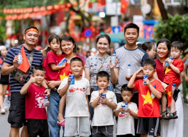 Mỗi góc phố như được khoác lên tấm áo mới, lấp lánh sắc màu của niềm tự hào, khiến bất cứ ai đặt chân đến cũng cảm nhận được nhịp đập hừng hực của một thành phố không ngủ, đang hòa cùng nhịp thở của toàn dân tộc trong ngày hội lớn của đất nước. (Ảnh: Vi Nam)