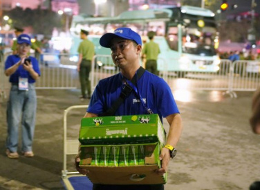 Từ tờ mờ sáng, 15 điểm tiếp ứng dinh dưỡng của Vinamilk dọc các tuyến đường trọng yếu đã tấp nập người dân ghé qua. Từ người lớn cho đến trẻ con, ai cũng háo hức đón chờ thời khắc thiêng liêng - Lễ diễu binh diễu hành kỷ niệm 80 năm Quốc khánh 2/9. (Ảnh: Vi Nam)