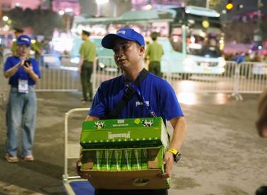 Từ tờ mờ sáng, 15 điểm tiếp ứng dinh dưỡng của Vinamilk dọc các tuyến đường trọng yếu đã tấp nập người dân ghé qua. Từ người lớn cho đến trẻ con, ai cũng háo hức đón chờ thời khắc thiêng liêng - Lễ diễu binh diễu hành kỷ niệm 80 năm Quốc khánh 2/9. (Ảnh: Vi Nam)
