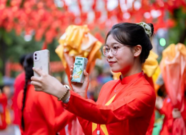 Các bạn trẻ tranh thủ selfie với các sản phẩm dinh dưỡng của Vinamilk. (Ảnh: Vi Nam)Chưa bao giờ Hà Nội lại sôi động và tràn đầy sức sống như những ngày này. Từ những con phố nhỏ đến những đại lộ rộng lớn, không khí rộn ràng của ngày hội non sông lan tỏa khắp mọi ngóc ngách. Người dân khắp mọi lứa tuổi, từ các cụ già đến những em nhỏ, từ người đi làm đến học sinh, sinh viên, ai nấy đều mang trên mình niềm hân hoan, háo hức. 
