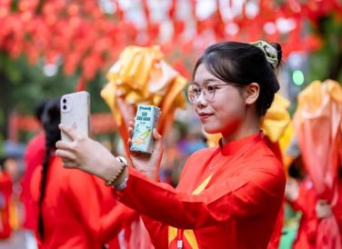 Các bạn trẻ tranh thủ selfie với các sản phẩm dinh dưỡng của Vinamilk. (Ảnh: Vi Nam)Chưa bao giờ Hà Nội lại sôi động và tràn đầy sức sống như những ngày này. Từ những con phố nhỏ đến những đại lộ rộng lớn, không khí rộn ràng của ngày hội non sông lan tỏa khắp mọi ngóc ngách. Người dân khắp mọi lứa tuổi, từ các cụ già đến những em nhỏ, từ người đi làm đến học sinh, sinh viên, ai nấy đều mang trên mình niềm hân hoan, háo hức. 