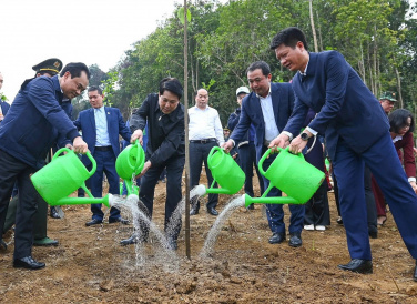 Chủ tịch nước Lương Cường trồng cây tại Công viên văn hóa Lào Cai sáng 23/2
