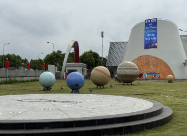 Với diện tích hơn 3.000m², Bảo tàng Vũ trụ Việt Nam được thiết kế hiện đại, gồm các khu trưng bày hành trình vũ trụ, công nghệ vệ tinh, tháp thiên văn và nhà chiếu hình vũ trụ