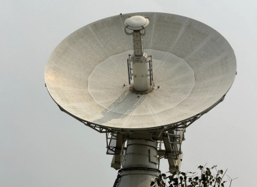 Anten đường kính 9,3 m đặt trong Trung tâm Vũ trụ Việt Nam. Ảnh: Lưu Quý