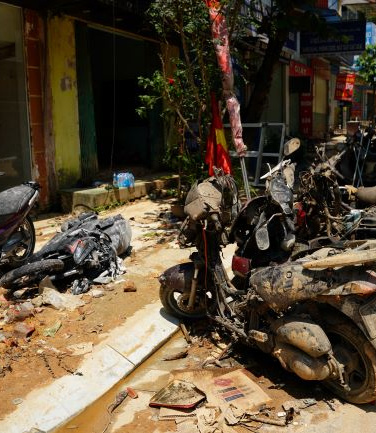 Sau bão, đến nay nhiều địa phương vẫn còn đang khắc phục hậu quả thiệt hại. Nhà cửa, nội thất, đồ dùng, hàng hóa đều bị hư hại. Người dân đã dọn dẹp, vệ sinh hơn một tuần qua và “mãi vẫn chưa dọn xong”. Ảnh: Tịnh Không