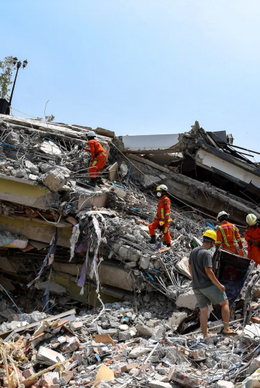 Các nhân viên cứu hộ tìm kiếm nạn nhân sau trận động đất mạnh ở Mandalay, Myanmar, ngày 31/3