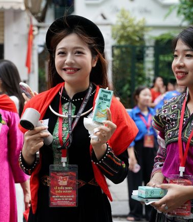 Những sản phẩm dinh dưỡng của Vinamilk góp phần mang đến những nụ cười cho các cô gái trẻ đại diện cho các dân tộc ở Việt Nam tham gia diễu hành. (Ảnh: Vi Nam)