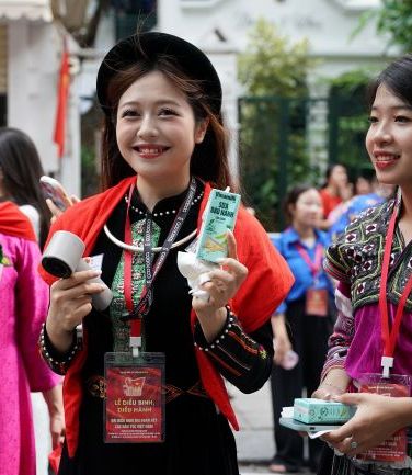 Những sản phẩm dinh dưỡng của Vinamilk góp phần mang đến những nụ cười cho các cô gái trẻ đại diện cho các dân tộc ở Việt Nam tham gia diễu hành. (Ảnh: Vi Nam)