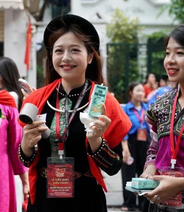 Những sản phẩm dinh dưỡng của Vinamilk góp phần mang đến những nụ cười cho các cô gái trẻ đại diện cho các dân tộc ở Việt Nam tham gia diễu hành. (Ảnh: Vi Nam)