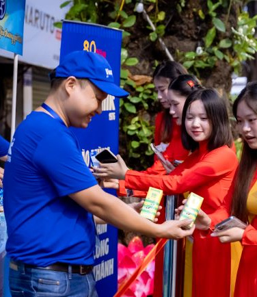 Khi trời vừa hửng sáng, các cô gái xinh đẹp tham gia diễu hành cũng đã có mặt tại một điểm tiếp ứng dinh dưỡng của Vinamilk để tiếp thêm năng lượng trước khi tiếp tục nhiệm vụ của mình. (Ảnh: Vi Nam)Gần 1 triệu sản phẩm dinh dưỡng quen thuộc của Vinamilk – từ sữa tươi tiệt trùng, sữa hạt đến nước trái cây, nước dừa tươi, nước đóng chai – được chuẩn bị kỹ lưỡng, trao đi bằng cả sự trân trọng.