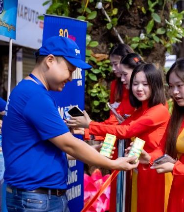 Khi trời vừa hửng sáng, các cô gái xinh đẹp tham gia diễu hành cũng đã có mặt tại một điểm tiếp ứng dinh dưỡng của Vinamilk để tiếp thêm năng lượng trước khi tiếp tục nhiệm vụ của mình. (Ảnh: Vi Nam)Gần 1 triệu sản phẩm dinh dưỡng quen thuộc của Vinamilk – từ sữa tươi tiệt trùng, sữa hạt đến nước trái cây, nước dừa tươi, nước đóng chai – được chuẩn bị kỹ lưỡng, trao đi bằng cả sự trân trọng.