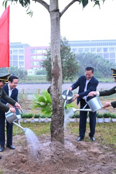 Các đại biểu trồng cây xanh tại lễ phát động.