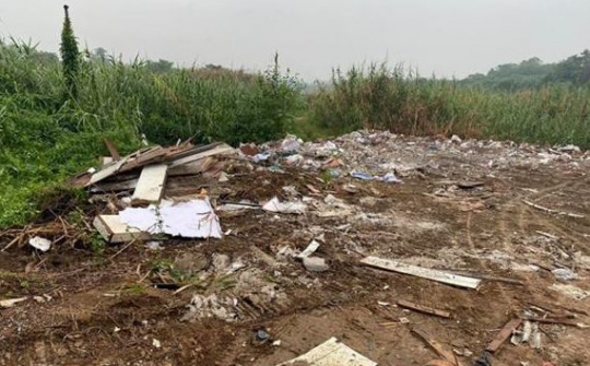 Bãi bồi sông Hồng bị đào khoét, đổ rác thải