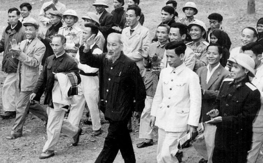 Vận dụng những bài học trong tư tưởng Hồ Chí Minh về công tác cán bộ