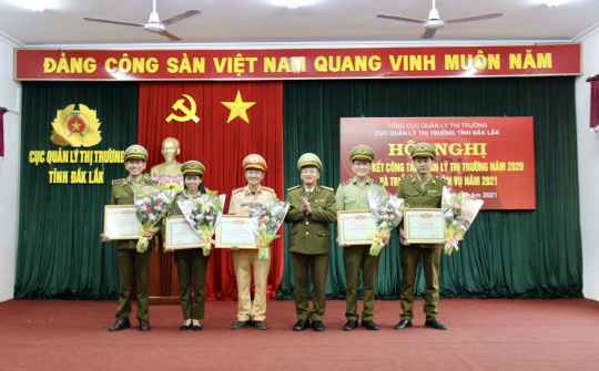 Cục trưởng Quản lý thị trường Đắk Lắk khen thưởng đột xuất 8 cá nhân