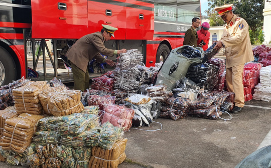 Đắk Lắk: Bắt giữ  xe khách chở số lượng lớn thời trang (váy) không rõ nguồn gốc