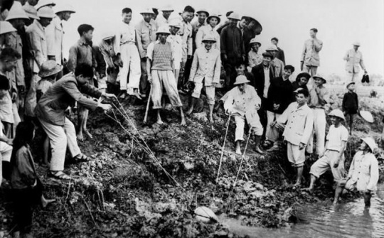 Lấy dân làm gốc - một trong những bài học kinh nghiệm của Đảng trong lãnh đạo công cuộc đổi mới ở Việt Nam