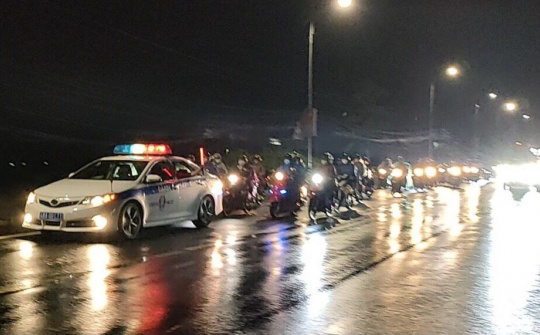 CSGT Đắk Nông dẫn đường đưa hàng ngàn công dân ở các tỉnh phía Nam tự phát đi xe máy về quê an toàn