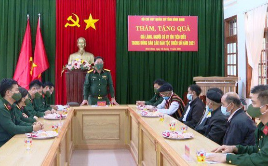 Bộ CHQS tỉnh Bình Định gặp mặt, thăm hỏi và động viên những già làng, người uy tín nhân Ngày hội Đại đoàn kết toàn dân tộc