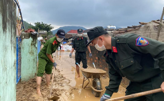 Công an tỉnh Bình Định: Hết lòng giúp Dân khắc phục hậu quả mưa lũ