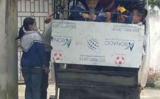 Hoằng Hoá: Xin đừng đánh cược tính mạng các em học sinh trên những chuyến xe điện?