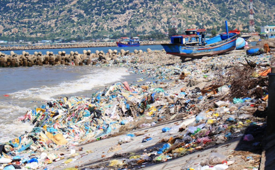 Xây dựng pháp luật là nhiệm vụ hàng đầu trong công tác quản lý chất thải nhựa ở Việt Nam