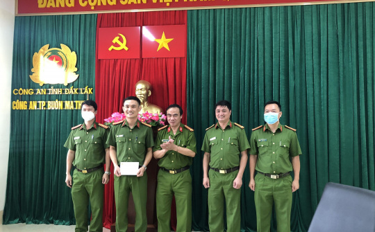 Đắk Lắk: Thưởng nóng Công an TP Buôn Ma Thuột khi phá án nhanh vụ cướp giật tài sản trên địa bàn