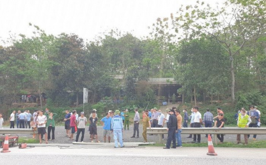 Cao tốc Nội Bài - Lào Cai: Xem xét khởi tố, xử lý nghiêm hành vi tháo hộ lan cao tốc để kinh doanh