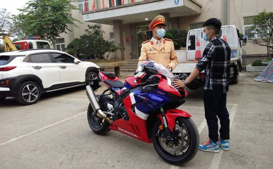 Tạm giữ xe, xử phạt thanh niên chạy xe mô tô tốc độ gần 300km/h trên Đại lộ Thăng Long
