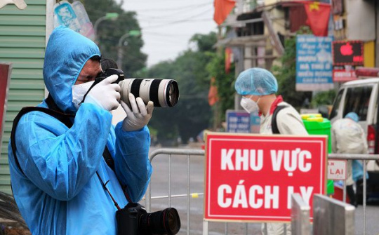 Nhà báo, phóng viên tham gia chống dịch Covid-19 nằm trong diện được nhận hưởng phụ cấp