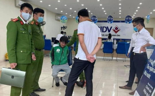 Đối tượng mặc đồng phục Grab, cầm súng cướp ngân hàng BIDV