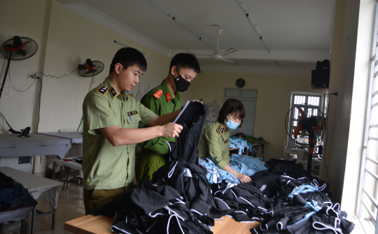 Phát hiện một cơ sở sản xuất nhái các nhãn hiệu thời trang thế giới