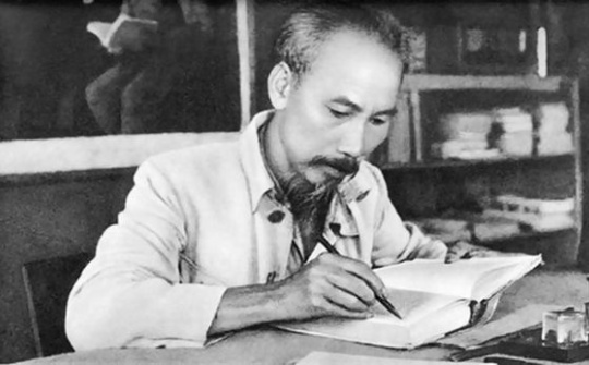 Vận dụng tư tưởng Hồ Chí Minh vào xây dựng và hoàn thiện pháp luật ở Việt Nam hiện nay