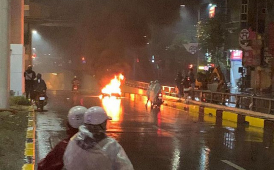 Hà Nội: Tài xế ô tô bỏ chạy sau khi va chạm, xe máy bị văng xa và bốc cháy