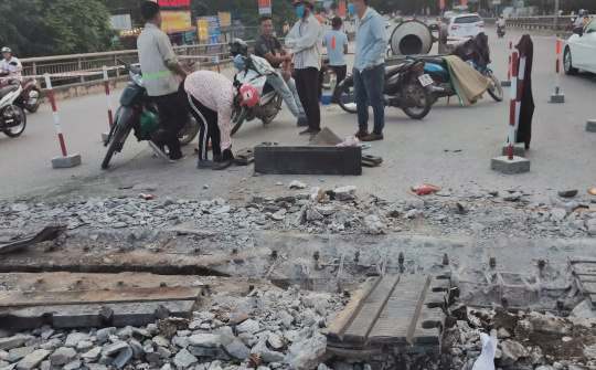 TP Thanh Hóa: Khắc phục tình trạng mất ATGT trên cầu vượt Phú Sơn sau khi báo chí phản ánh