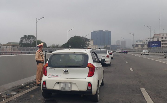 Hàng trăm tài xế dừng đỗ sai quy định trên đường Vành đai 2 trên cao bị xử lý